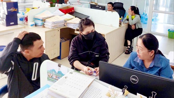 Cán bộ Thuế cơ sở 13 TPHCM hướng dẫn hộ kinh doanh thực hiện thủ tục thuế, trưa 31-7. Ảnh: KHÁNH CHÂU