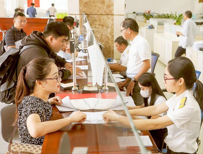 Người dân đến làm hồ sơ thuế tại trụ sở Thuế TPHCM. Ảnh: HOÀNG HÙNG