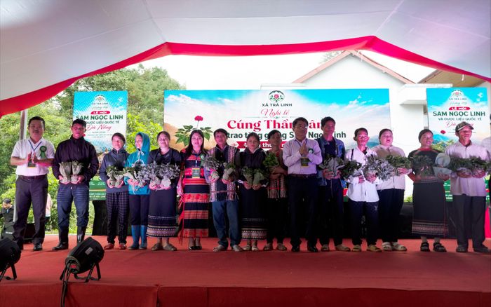  Đại diện địa phương tặng sâm giống cho các hộ có hoàn cảnh khó khăn 