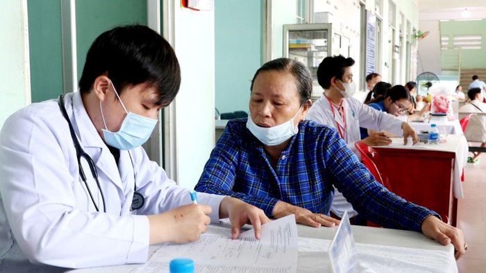 Viên chức ngành y tế TPHCM khám sức khỏe miễn phí cho người dân tại Trạm Y tế xã Bà Điểm. Ảnh: NGÔ BÌNH