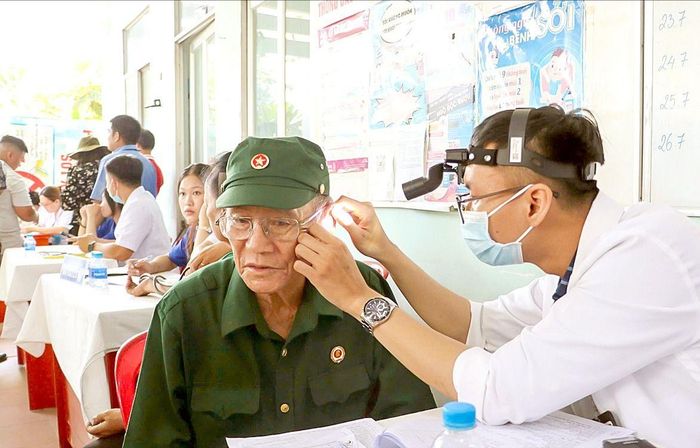 Viên chức ngành y tế TPHCM khám sức khỏe miễn phí cho người dân tại Trạm Y tế xã Bà Điểm. Ảnh: NGÔ BÌNH