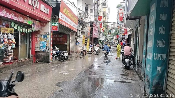 Tại một khu dân cư, nước rút nhanh sau cơn mưa lớn vào sáng 25-7. Ảnh: MINH AN