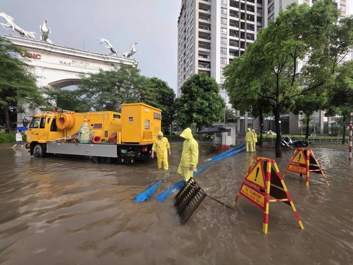 Lực lượng chức năng của Hà Nội ứng trực tại một điểm ngập lụt. Ảnh: TUẤN KHANG