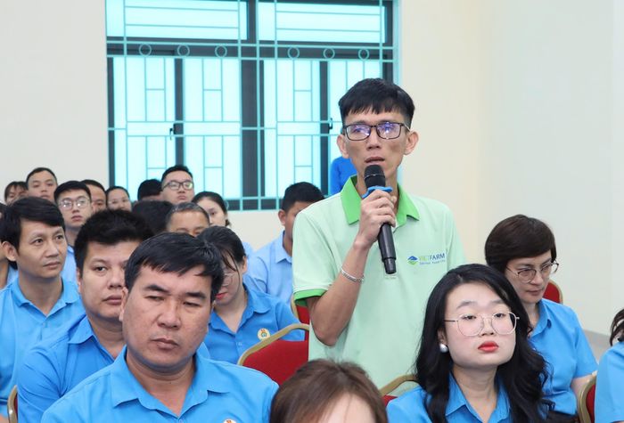  Người lao động nêu ý kiến tại hội nghị 