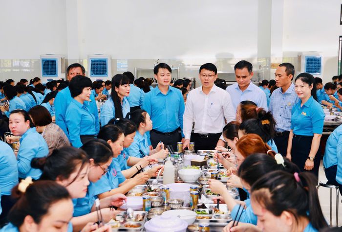 Đồng chí Nguyễn Thanh Hà và lãnh đạo các sở, ngành, doanh nghiệp, tổ chức công đoàn thăm hỏi, động viên người lao động tại Bữa cơm công đoàn 