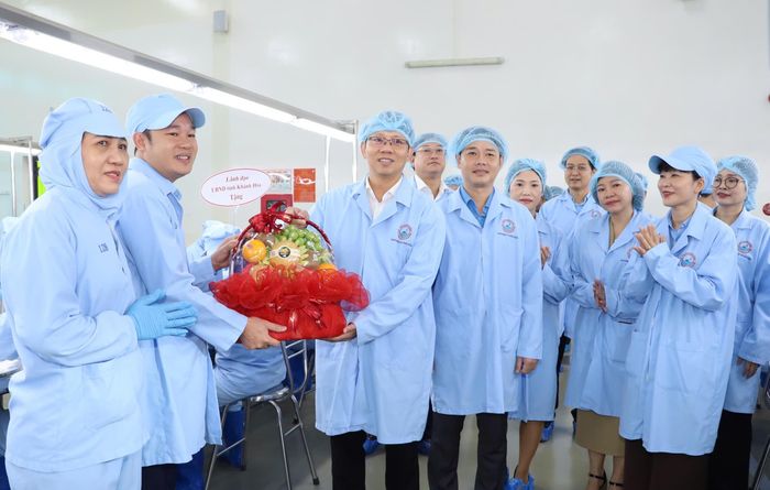  Đồng chí Nguyễn Thanh Hà tặng quà cho công nhân Công ty Cổ phần Nước giải khát Yến sào Khánh Hòa 