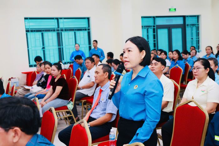  Người lao động nêu ý kiến tại hội nghị 