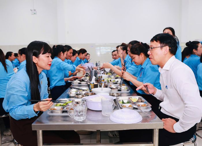  Đồng chí Nguyễn Thanh Hà và lãnh đạo doanh nghiệp dùng Bữa cơm công đoàn chung với đoàn viên, người lao động 