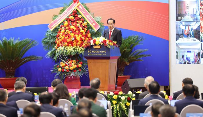  Bộ trưởng Bộ Ngoại giao Lê Hoài Trung phát biểu khai mạc Hội nghị Ngoại giao lần thứ 33, sáng 1-8. Ảnh: QUANG PHÚC 