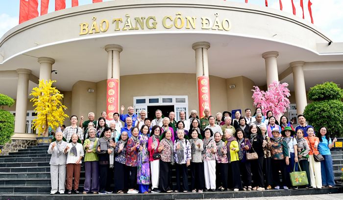  Đoàn đại biểu Hội Chiến sĩ cách mạng bị địch bắt tù đày TPHCM tham quan Bảo tàng Côn Đảo. Ảnh: VĂN MINH 