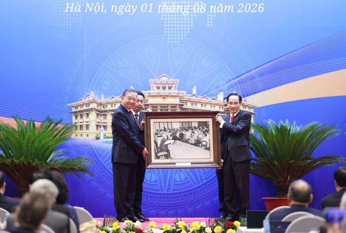  Bộ trưởng Bộ Ngoại giao Lê Hoài Trung tặng hoa và quà lưu niệm tới Tổng Bí thư, Chủ tịch nước Tô Lâm. Ảnh: QUANG PHÚC 