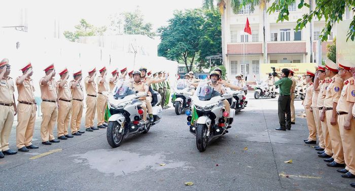  Các lực lượng diễu hành thể hiện quyết tâm sau lễ ra quân. Ảnh: CAĐN cung cấp 