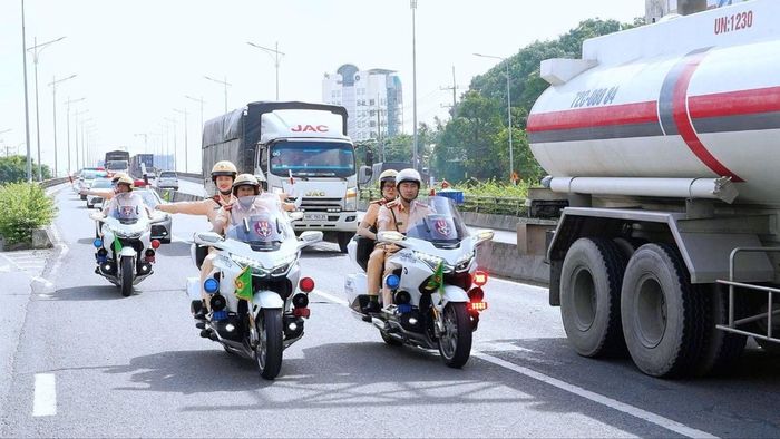  Công an TP Đồng Nai ra quân kiểm tra, xử lý vi phạm lĩnh vực kinh doanh vận tải hành khách. Ảnh: CAĐN cung cấp 
