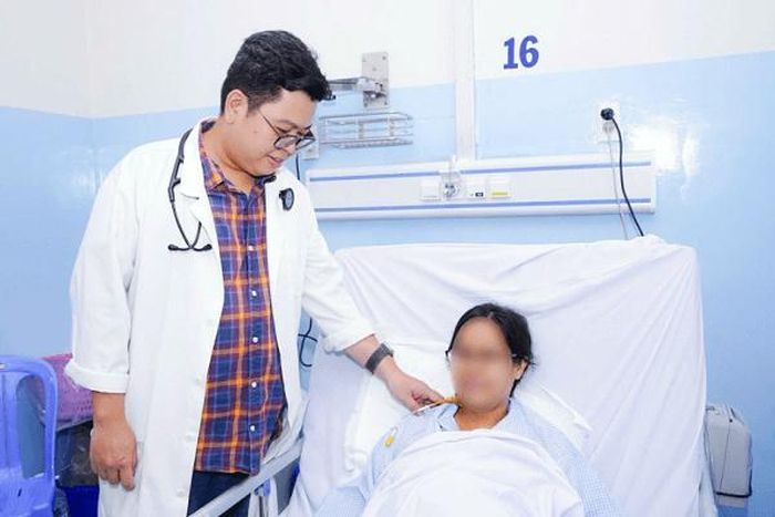TS-BS Giang Minh Nhật thăm khám cho người bệnh