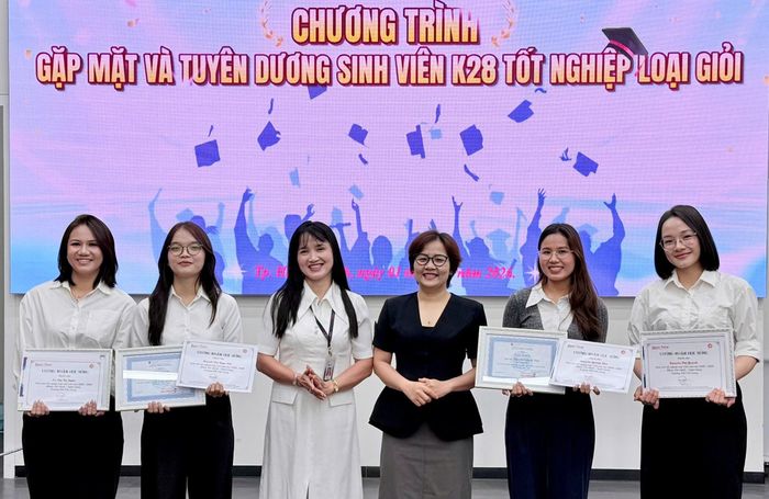 Hoạt động tuyên dương khuyến khích sinh viên tiếp tục phát huy năng lực và bản lĩnh trong môi trường nghề nghiệp