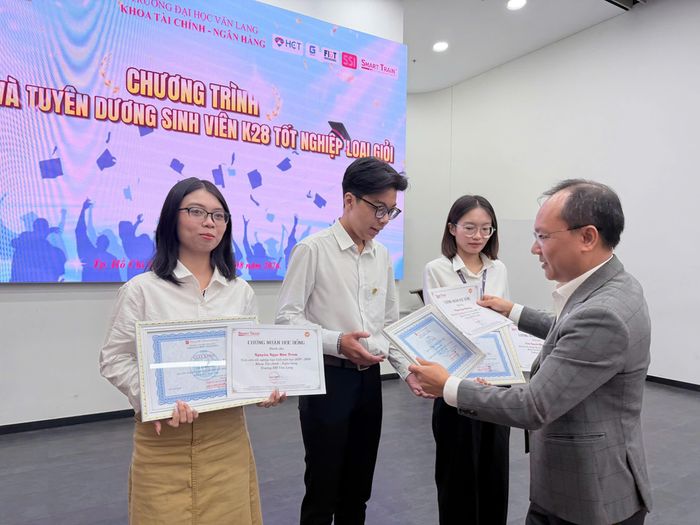 PGS-TS Nguyễn Tiến Hoàng, Trưởng Khoa Tài chính - Ngân hàng, tuyên dương các tân cử nhân
