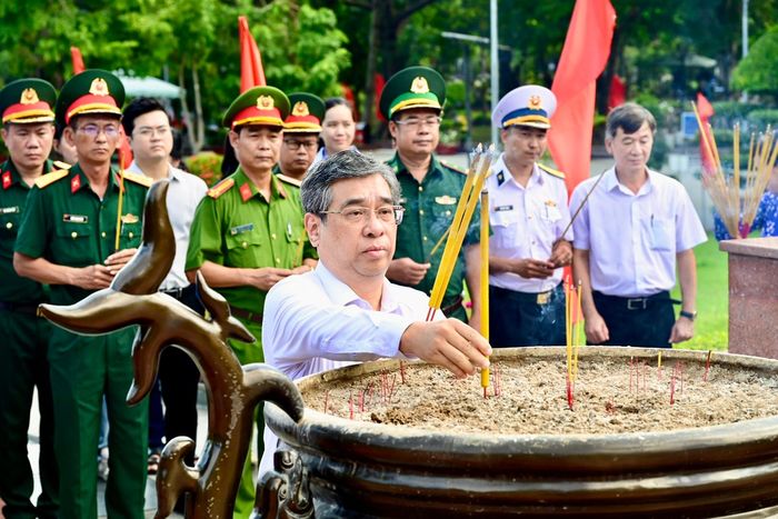 Đồng chí Nguyễn Phước Lộc dâng hương tại Nghĩa trang Hàng Dương. Ảnh: VĂN MINH