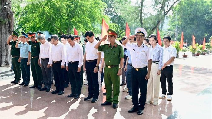 Đoàn đại biểu dành phút mặc niệm tri ân các Anh hùng liệt sĩ tại Nghĩa trang Hàng Keo. Ảnh: VĂN MINH