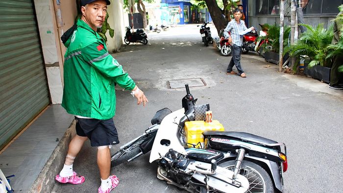 Công an thực nghiệm hiện trường vụ cướp giật tài sản. Ảnh: CATP
