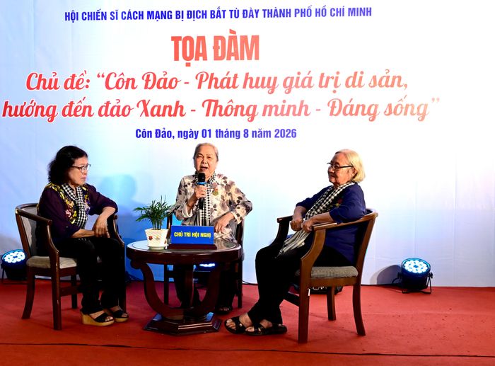  Bà Hoàng Thị Khánh, Chủ tịch Hội Chiến sĩ cách mạng bị địch bắt tù đày TPHCM phát biểu 