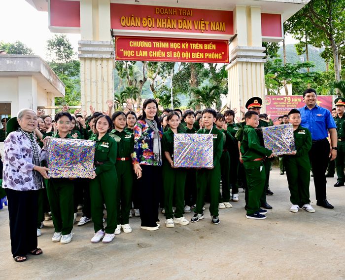  Các đại biểu trao quà động viên tinh thần các học viên đang tham gia khóa huấn luyện “Học làm chiến sĩ Bộ đội Biên phòng”. Ảnh: VĂN MINH 