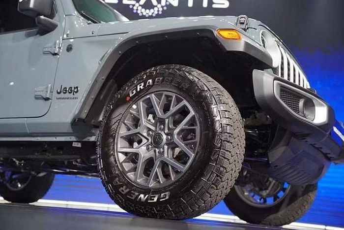 Hầu hết các phiên bản Wrangler và Gladiator thương mại phục vụ khách hàng Việt Nam đều sở hữu cấu hình mâm hợp kim nhôm đúc (alloy wheels) cao cấp.