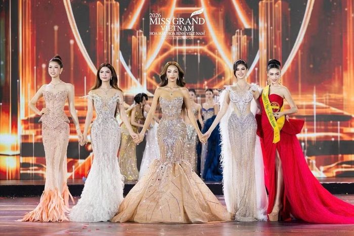 Emoura Phạm bên các á hậu Miss Grand Vietnam 2026. Ảnh: Miss Grand Vietnam.