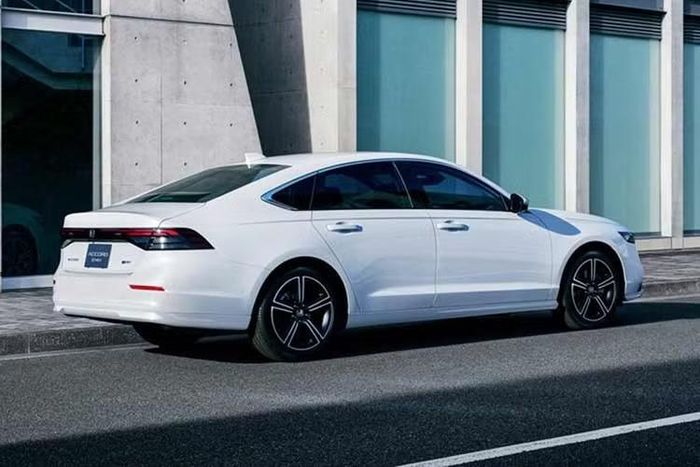 Điểm đáng chú ý là Honda Accord 2027 không có nhiều khác biệt so với phiên bản hiện hành. Mẫu xe sedan cỡ D này chỉ có một số điểm nâng cấp ở mặt ngoại thất từ phần đầu xe đến lưới tản nhiệt. Thân xe có thêm những điểm nhận diện mới tăng tính hiện đại.
