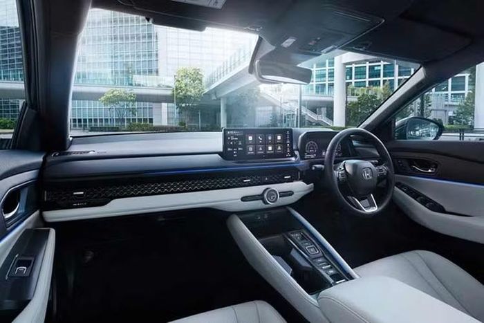 Điểm nổi bật nằm ở hệ thống hỗ trợ lái Honda Sensing 360+. Công nghệ này tích hợp hệ thống giám sát người lái và hỗ trợ lái xe rảnh tay trên các tuyến cao tốc đã được lập bản đồ. Đây là hệ thống hỗ trợ lái tiên tiến của Honda, nhằm nâng cao khả năng cạnh tranh với các đối thủ trong phân khúc.