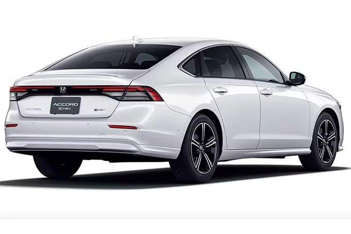 Về vận hành, Honda Accord 2027 không có sự thay đổi. Xe vẫn sử dụng hệ truyền động hybrid e:HEV, kết hợp động cơ xăng 2.0L 4 xi-lanh, hai mô-tơ điện và hộp số e-CVT. Tại Nhật Bản, Accord 2027 có giá khởi điểm từ 5,951 triệu yên (khoảng 37.000 USD) và cao nhất là 6,351 triệu yên (khoảng 39.600 USD).
