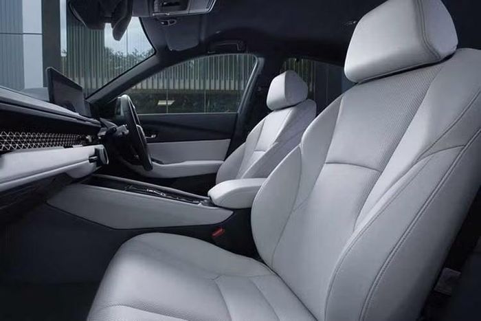 Xe cũng được tích hợp hệ thống giả lập chuyển số S+ Shift, tính năng vốn đã xuất hiện trên mẫu xe Prelude và Civic tại thị trường Nhật Bản. Công nghệ này có khả năng mô phỏng quá trình chuyển số sàn trên hệ truyền động hybrid e:HEV, mang lại cảm giác vận hành chủ động và tăng cường trải nghiệm lái thể thao cho người dùng.