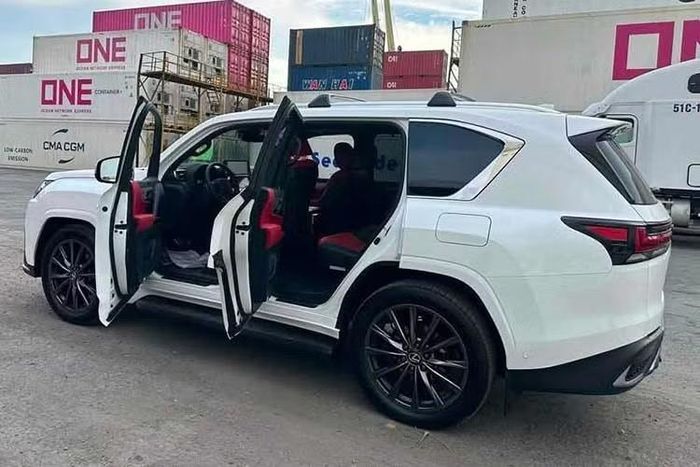 So với "người anh rm" Lexus LX 600 F Sport đang mở bán chính hãng tại Việt Nam với giá 8,8 tỷ đồng, sự khác biệt với LX 700h F Sport là không nhiều cả về thiết kế về trang bị. Lý do bởi phiên bản 700 tập trung nâng cấp về động cơ và trải nghiệm vận hành.