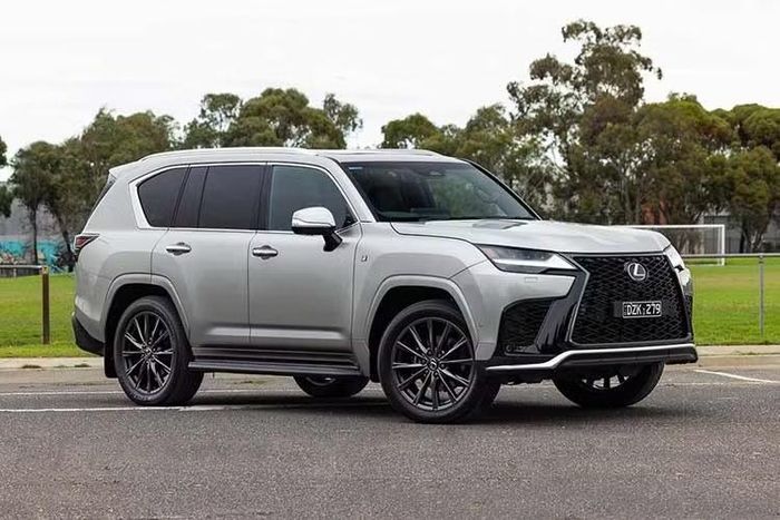 Hiện Lexus Việt Nam chưa công bố kế hoạch phân phối chính hãng LX 700h. Trong khi đó, hệ truyền động hybrid trên mẫu xe này cũng được cho là sẽ xuất hiện trên Toyota Land Cruiser Hybrid, dự kiến ra mắt thị trường Việt Nam trong thời gian tới.