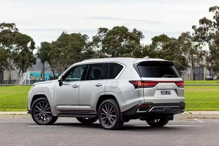 So với LX 600 (409 mã lực, 650 Nm), phiên bản hybrid mạnh hơn 48 mã lực và 140 Nm, đồng thời vẫn giữ được khả năng vận hành đặc trưng của dòng SUV địa hình hạng sang. Ngoài ra, xe còn được trang bị hệ thống treo thích ứng biến thiên, khóa vi sai Torsen, hệ thống đỗ xe tự động cùng gói công nghệ an toàn Lexus Safety System+ 3...