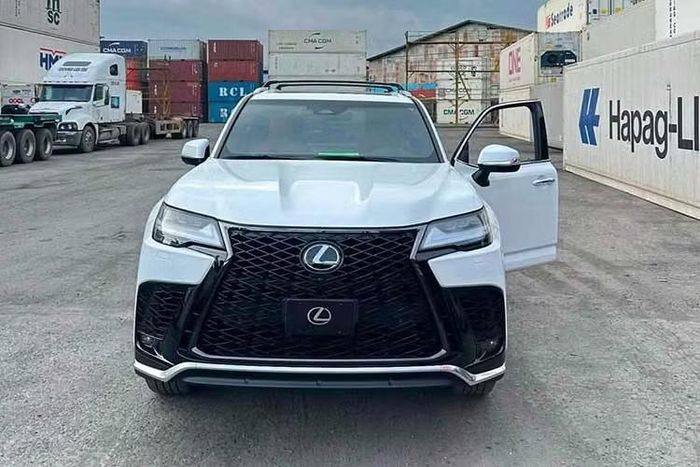 Một đơn vị nhập khẩu xe tư nhân trong nước mới đây chia sẻ hình ảnh một chiếc Lexus LX 700h, nằm trong khuôn viên cảng biển. Dựa vào ảnh chụp, có thể khẳng định đây chính là chiếc Lexus LX 700h đầu tiên được nhập về Việt Nam. Phía đơn vị nhập khẩu cũng đăng tải thông tin ngầm xác nhận thông tin này.