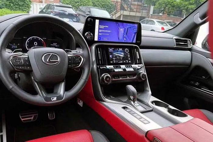 Bên trong nội thất xe được bọc da màu đen/đỏ. So với các phiên bản hướng tới sự sang trọng, Lexus LX 700h F Sport có những điểm nhấn riêng biệt như ghế ôm người lái hơn, tựa đầu ghế được dập nổi logo "F Sport", bảng đồng hồ, vô-lăng và bệ bước chân cũng mang logo của bản thể thao.