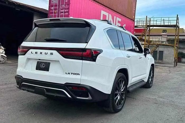 Chiếc Lexus LX 700h đầu tiên về Việt Nam thuộc phiên bản F Sport, với nhiều chi tiết phụ kiện thể thao như vành đa chấu 22 inch sơn tối màu, cản trước/sau thiết kế hầm hố thể thao hơn và sơn đen tương phản, logo "F Sport" ở bên sườn, dòng chữ tên xe ở phía đuôi sơn đen.
