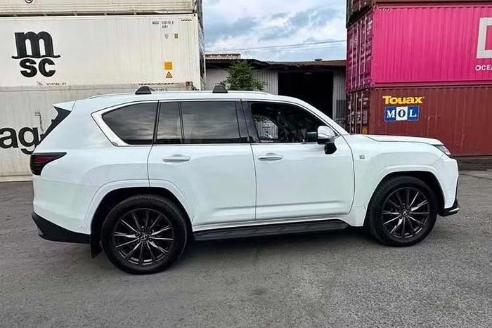 Hiện chưa rõ giá bán chính xác của chiếc SUV hạng sang Lexus LX 700h đầu tiên tại Việt Nam. Phía Lexus Việt Nam cũng chưa từng công bố kế hoạch phân phối chính hãng mẫu SUV đầu bảng, dùng động cơ hybrid này.