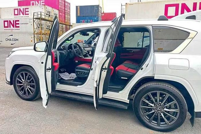 Điểm đáng chú ý nhất trên LX 700h là hệ truyền động hybrid kết hợp động cơ V6 3.5L tăng áp kép với mô-tơ điện, cho tổng công suất 457 mã lực và mô-men xoắn 790 Nm. Sức mạnh được truyền qua hộp số tự động 10 cấp và hệ dẫn động bốn bánh toàn thời gian AWD, giúp xe tăng tốc 0-100 km/h trong 6,5 giây trước khi đạt tốc độ tối đa 210 km/h.