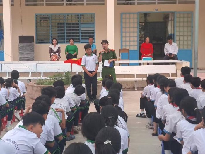 Học sinh Trường THCS Trung Hiếu (Vĩnh Long) trong một hoạt động ngoại khóa.