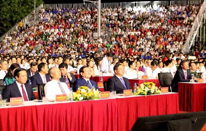 Lãnh đạo Đảng, Nhà nước, các bộ, ban, ngành ở Trung ương, địa phương dự lễ kỷ niệm. Ảnh: Đinh Chiến
