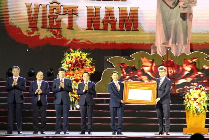 Thay mặt UNESCO, ông Jonathan Wallace Baker, Trưởng đại diện UNESCO tại Việt Nam trao nghị quyết trên của UNESCO tới đại diện Bộ Ngoại giao Việt Nam và tỉnh Hưng Yên. Ảnh: Đinh Chiến