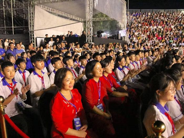 Lễ kỉ niệm thu hút đông đảo giáo viên, học sinh các trường học trên địa bàn tỉnh Hưng Yên tham dự. Ảnh: Đinh Chiến