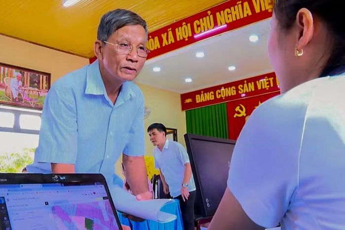 Người dân được cán bộ hướng dẫn trong quá trình làm hồ sơ.