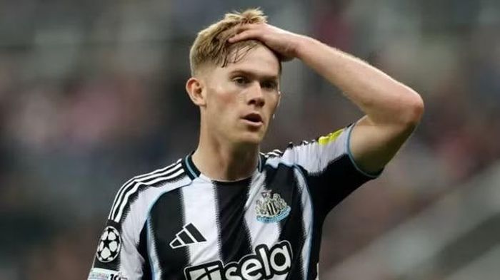 Trong một diễn biến khác, Man United đang đẩy nhanh kế hoạch chiêu mộ hậu vệ trái Lewis Hall từ Newcastle United với mức giá ước tính 50 triệu bảng.