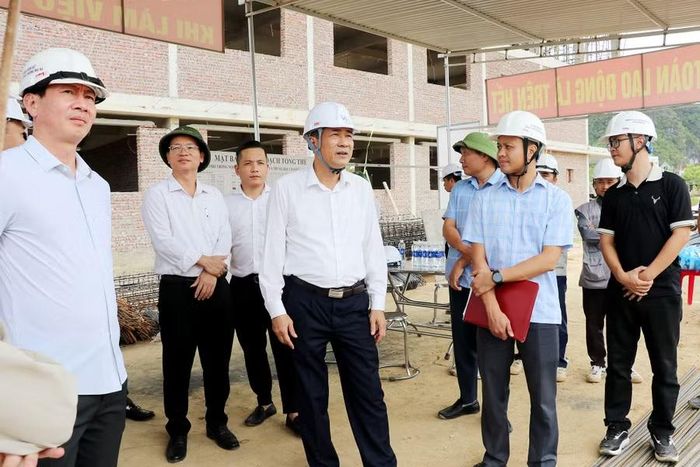 Ông Thái Văn Thành, Phó Chủ tịch UBND tỉnh Nghệ An kiểm tra dự án Trường Phổ thông nội trú liên cấp tiểu học và THCS tại xã Anh Sơn. (Ảnh: Phan Quỳnh)