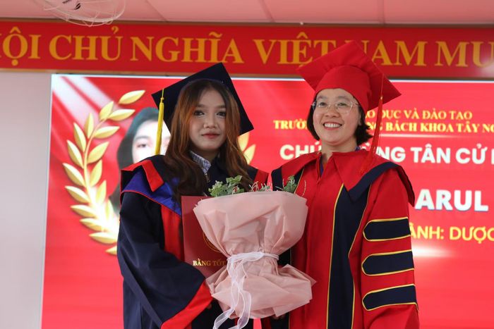 Em H Luỡ Arul chia sẻ mong muốn trở về quê hương mở quầy thuốc.