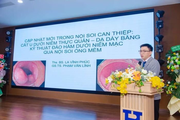 ThS.BS La Vĩnh Phúc, Trường Đại học Y Dược Cần Thơ, trình bày kỹ thuật đào hầm dưới niêm mạc qua nội soi ống mềm để cắt u dưới niêm mạc thực quản, dạ dày.