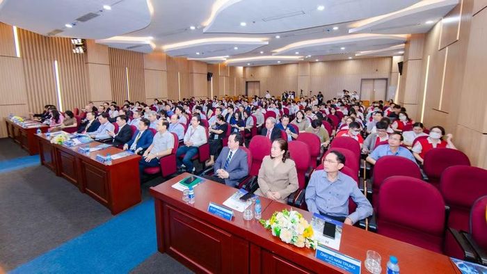 Các đại biểu tham dự hội thảo. Ảnh: HIU.