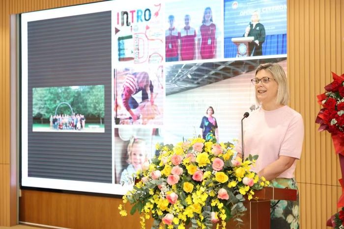 GS. Heather Sharp, Phó Trưởng Khoa phụ trách Đào tạo, Trường Giáo dục, Đại học Newcastle (Australia) trình bày tham luận.